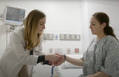 Кодирование Аквилонг в Выборге Врач держит пациентку за руку